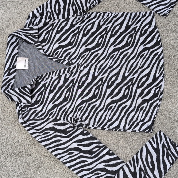 Industry Zebra Print Long Sleeve Collared Semi Crop Top Women's Small - Picture 3 of 7